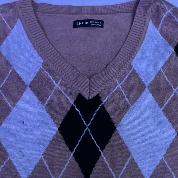 This is a cropped sweater from Shein and it’s a medium. - Picture 4 of 4